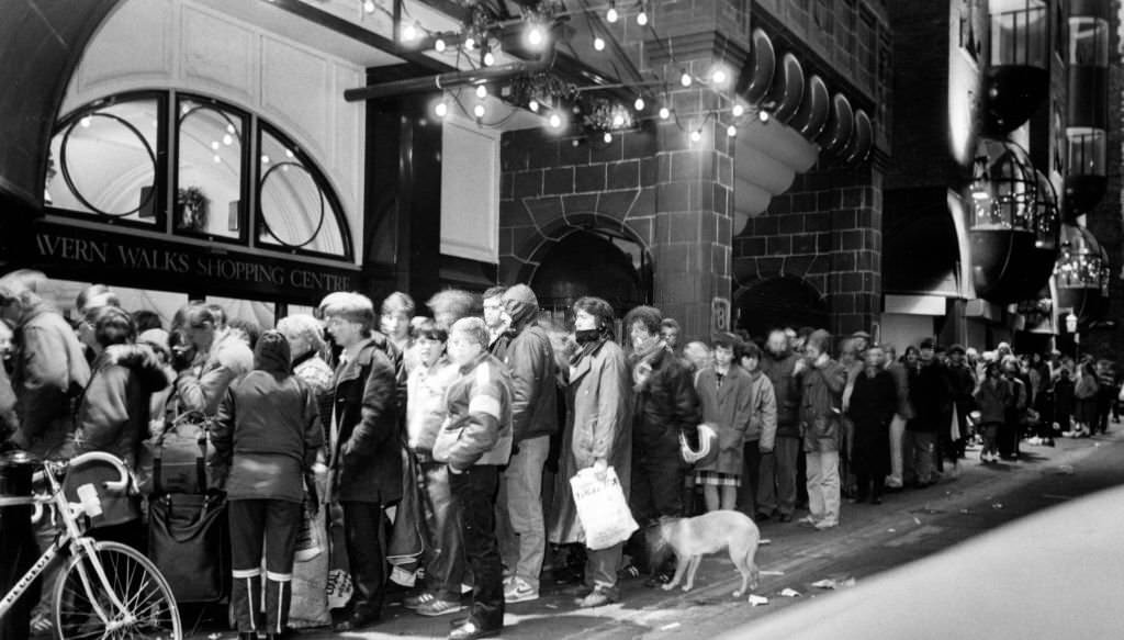 Queue at Cavern Walks which began on Christmas Eve, 27th December 1985.