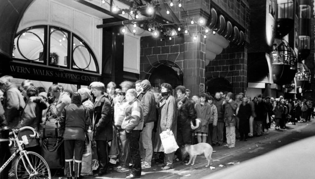 Queue at Cavern Walks which began on Christmas Eve, 27th December 1985.