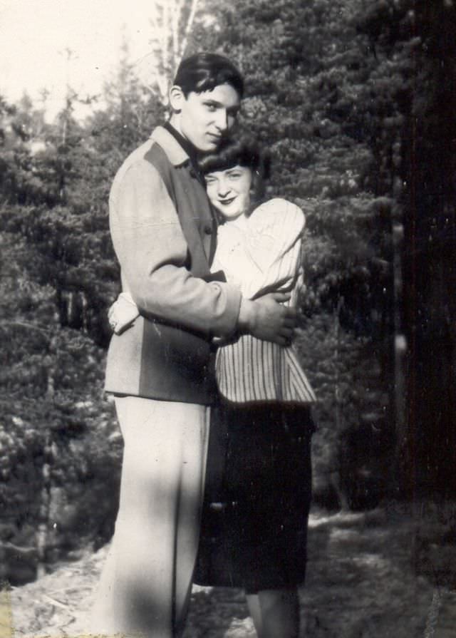 Beautiful Vintage Photos of Lovely Couples from the 1940s