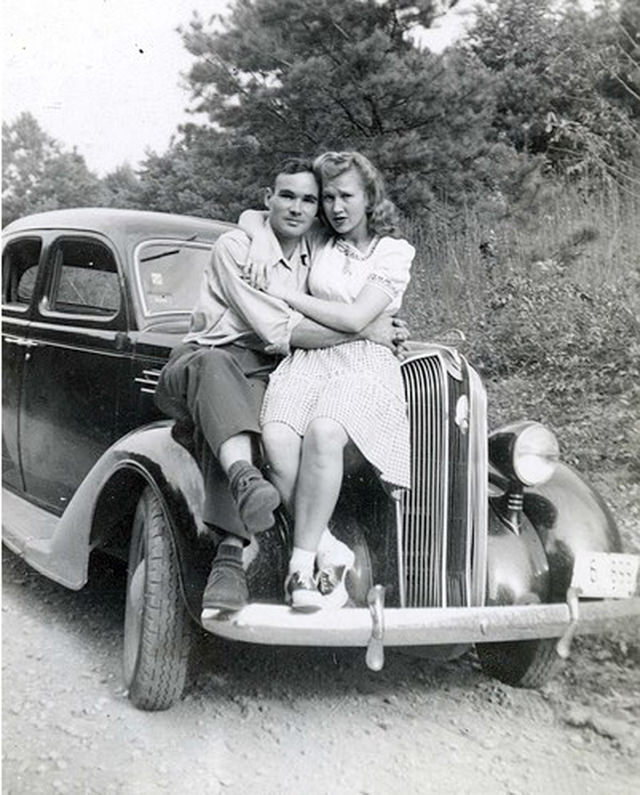 Beautiful Vintage Photos of Lovely Couples from the 1940s