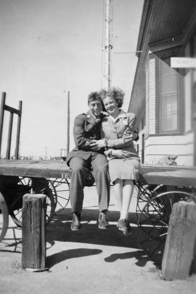 Beautiful Vintage Photos of Lovely Couples from the 1940s