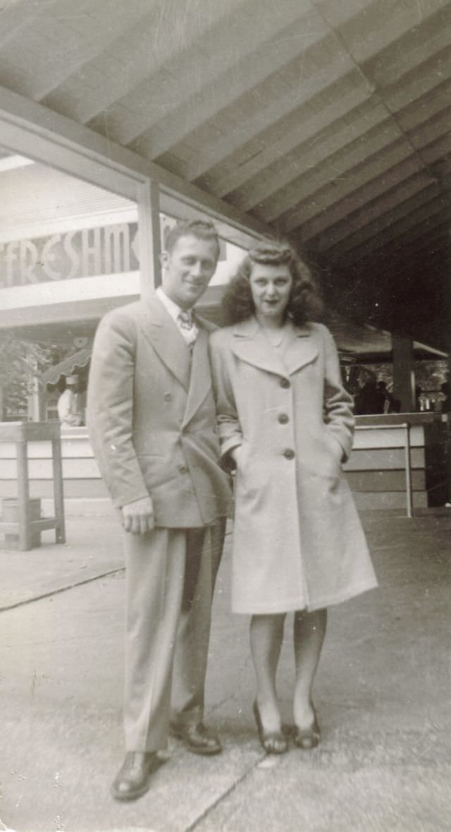 Beautiful Vintage Photos of Lovely Couples from the 1940s