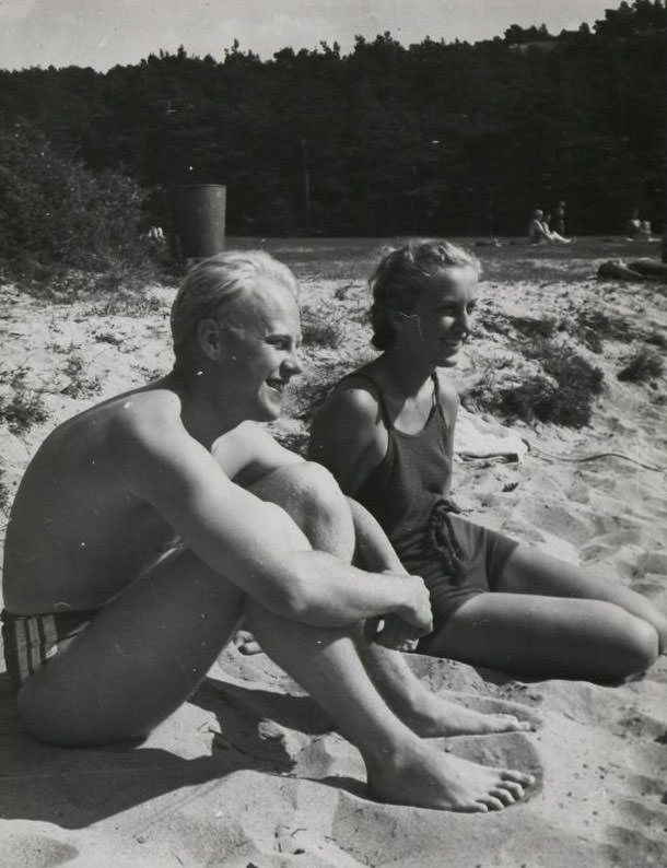 Beautiful Vintage Photos of Lovely Couples from the 1940s