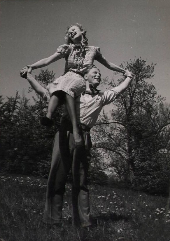 Beautiful Vintage Photos of Lovely Couples from the 1940s