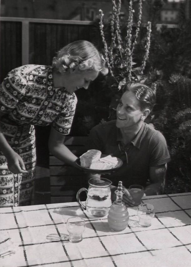 Beautiful Vintage Photos of Lovely Couples from the 1940s