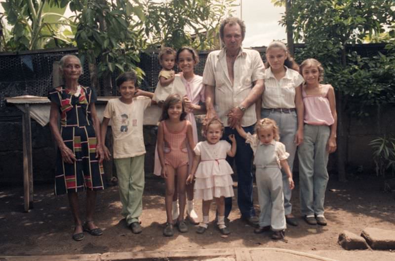 La Conchita with her son and his eight children, Managua, Nicaragua, 1985