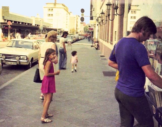 In front of Musikhaus Pfeiffer - Fressgasse, 1974