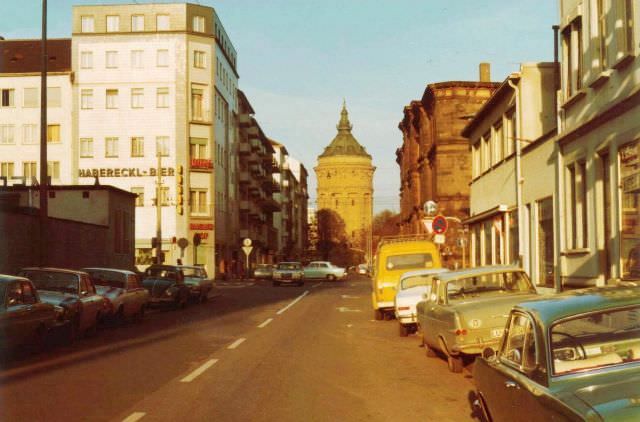 Tattersallstrasse. On the left is the Mercedes Benz branch with workshop, 1972