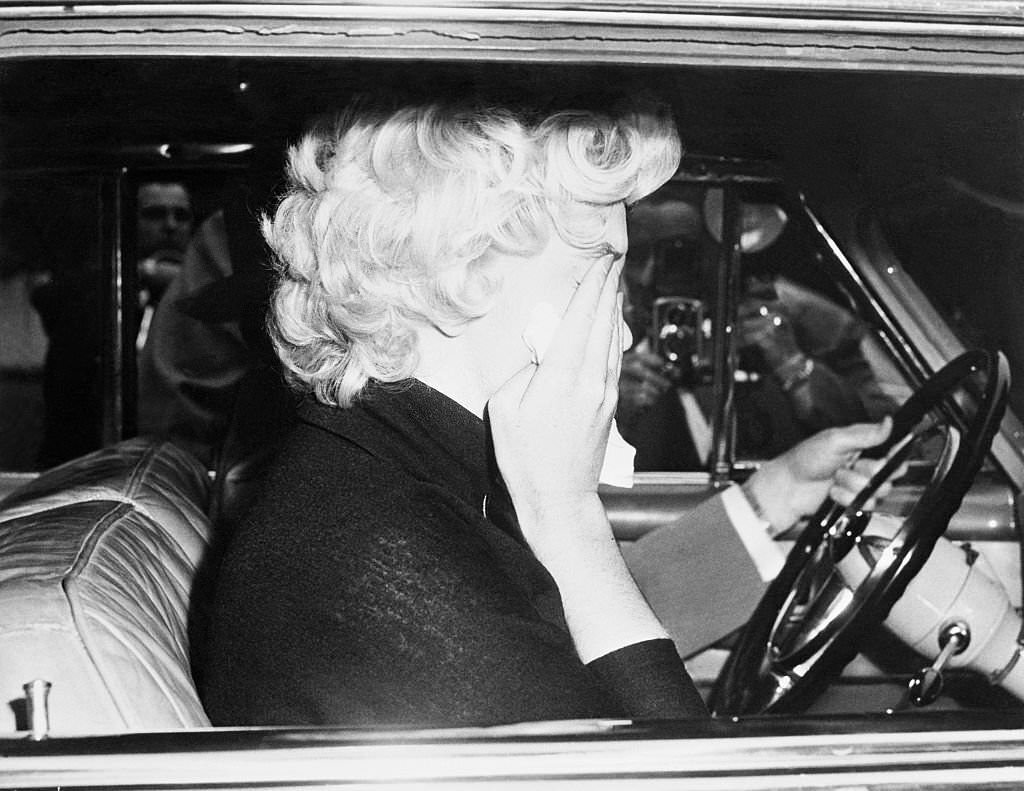 Marilyn Monroe crying after the Divorce.