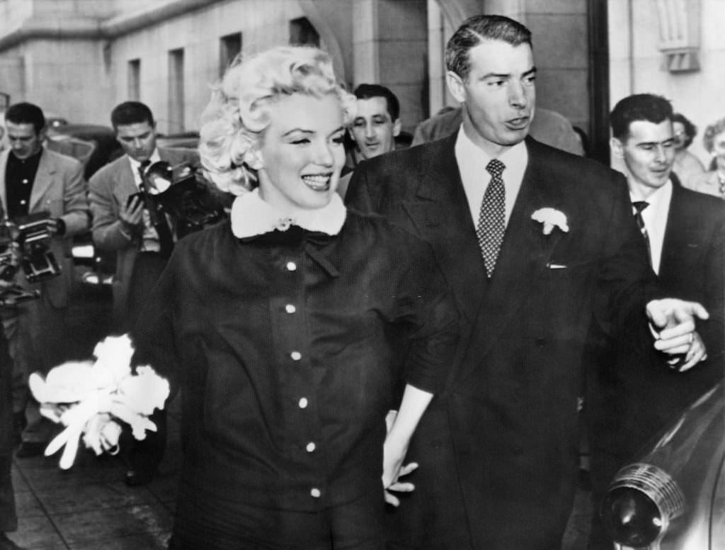 Joe Di Maggio and Marilyn Monroe leaving the city hall of San Francisco after their wedding.