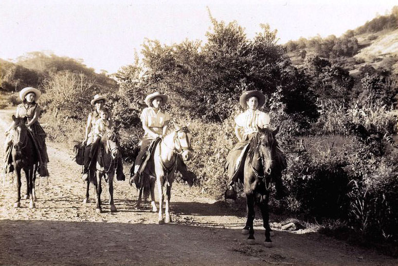 Nicaraguan cowgirls