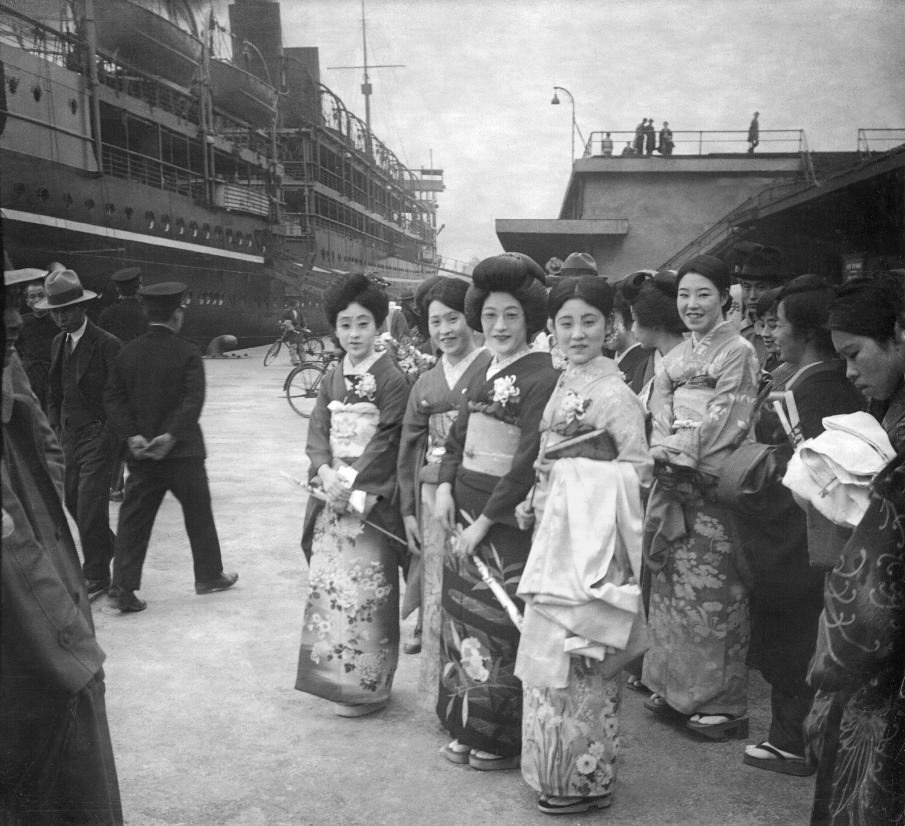 Japanese ladies in Shanghai's harbor, 1930