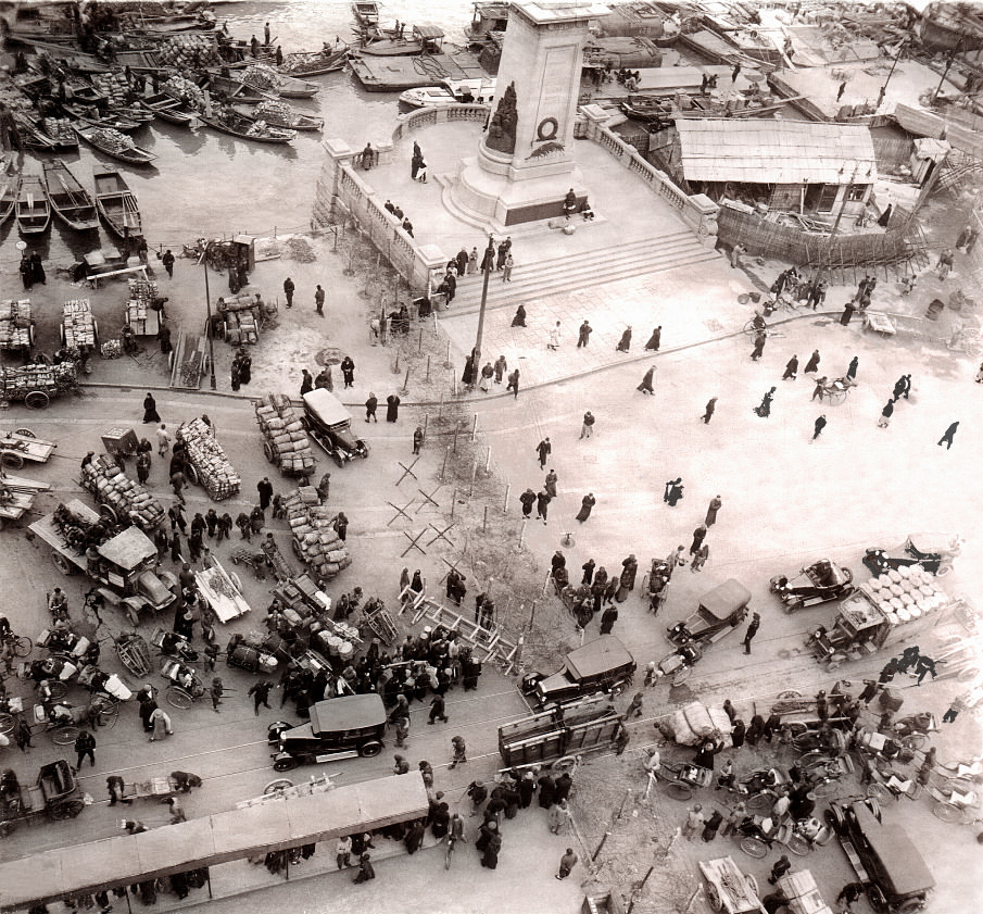 Crowd and boats on the bund N°2, Shanghai, 1929