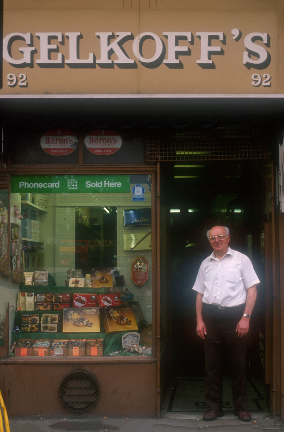 Stunning Photos of Old Shopfronts Taken just before Demolition in the East End of London, 1988