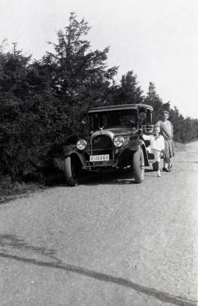 Fabulous Photos of People with their Chrysler Automobiles from the Past