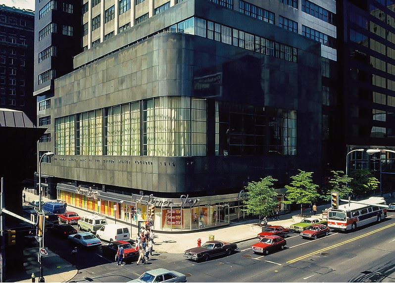 Northeast corner showing the ground level retail space topped by the marble-clad, triple-height banking floor.