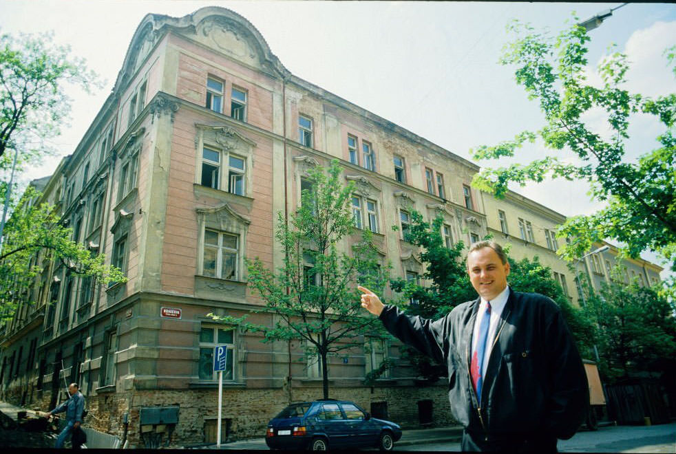 Director Michal Voracek in front of future Ringier Pressehaus in Prag, 1992