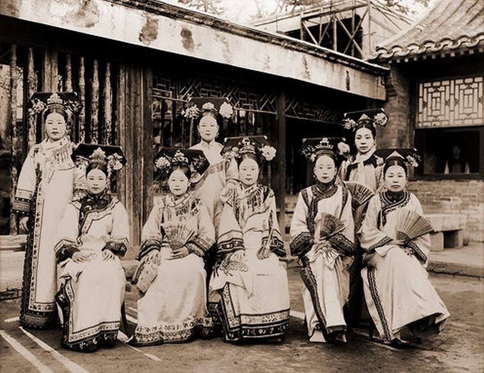 China, Manchu Ladies Of The Palace Being Warned To Stop Smoking, 1910
