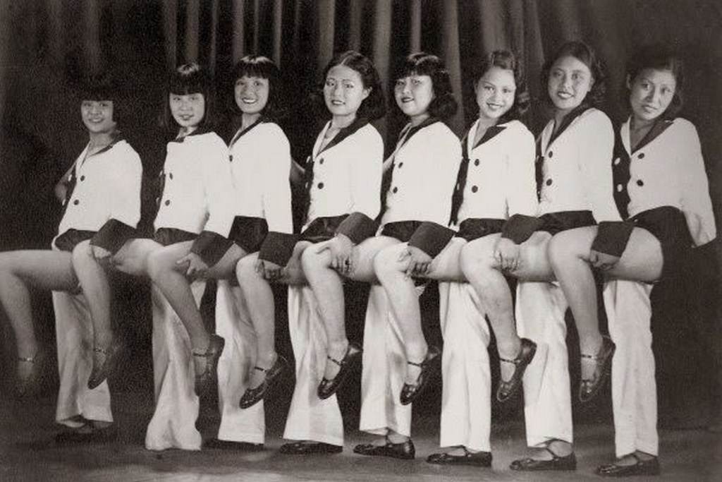 Zhou Xuan (third from left), the star singer known as the “Golden Voice”, 1930
