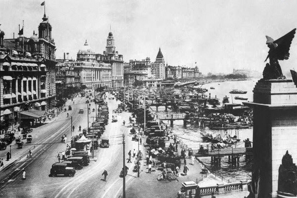 Shanghai’s riverbank pedestrian street around the 1930s