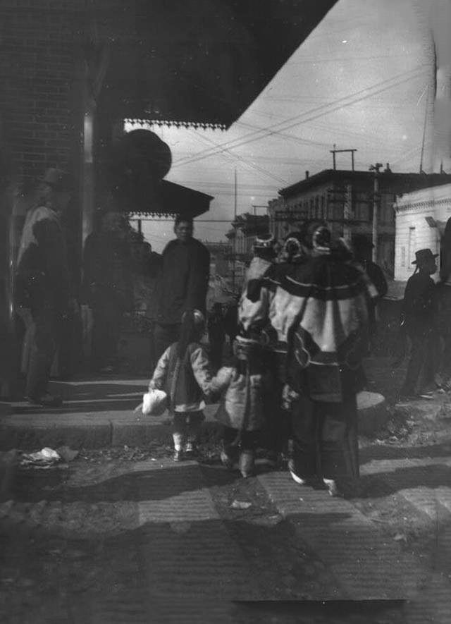 Life in San Francisco's Chinatown at the Turn of the 20th Century by Arnold Genthe