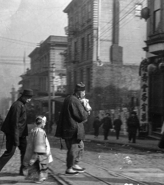 Life in San Francisco's Chinatown at the Turn of the 20th Century by Arnold Genthe