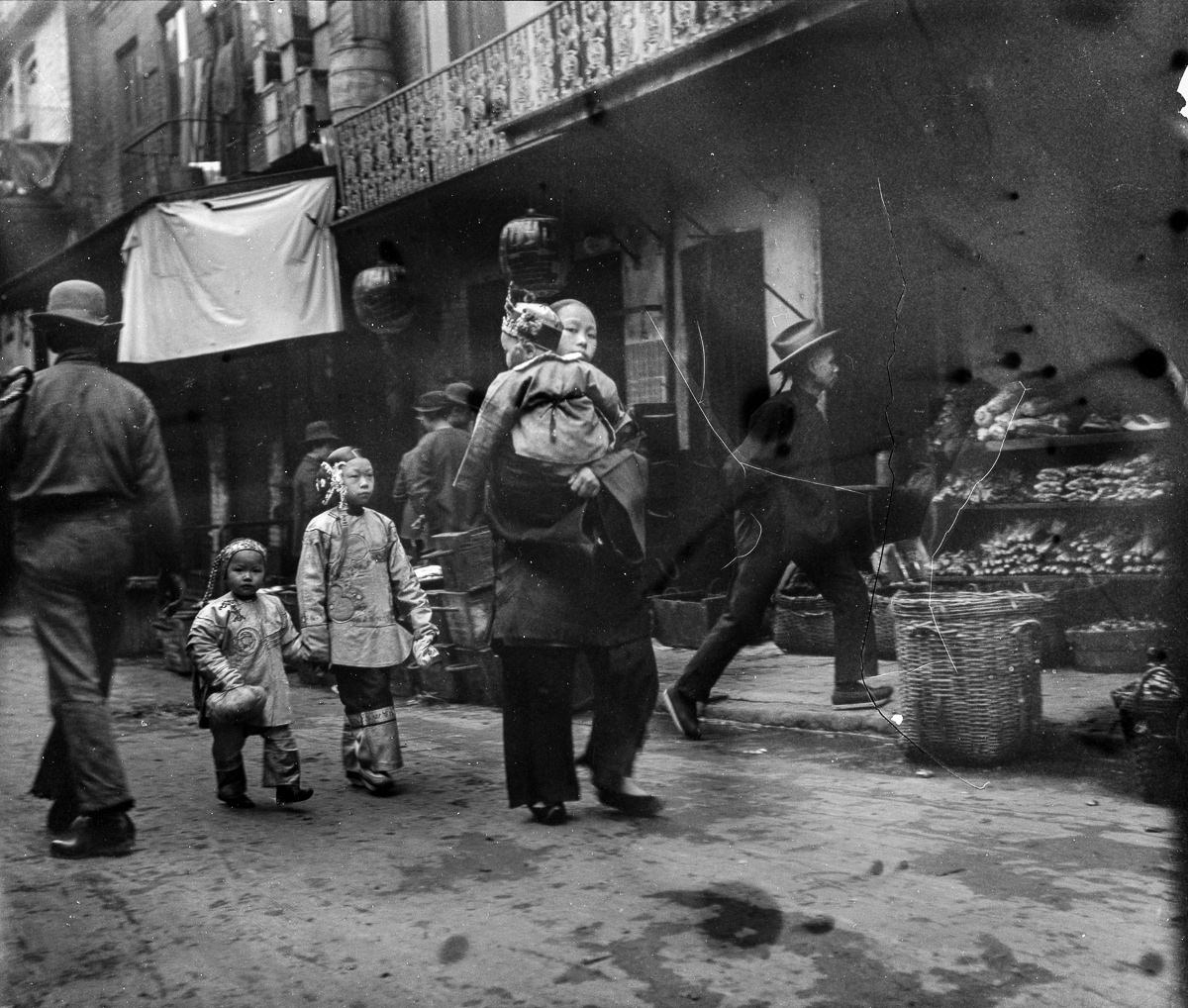 Life in San Francisco's Chinatown at the Turn of the 20th Century by Arnold Genthe