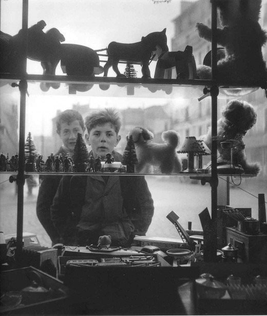 The Street Life of Paris Through the Spectacular Photography of Robert Doisneau, 1930s-1950s