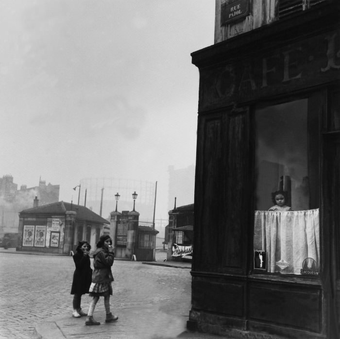 The Street Life of Paris Through the Spectacular Photography of Robert ...