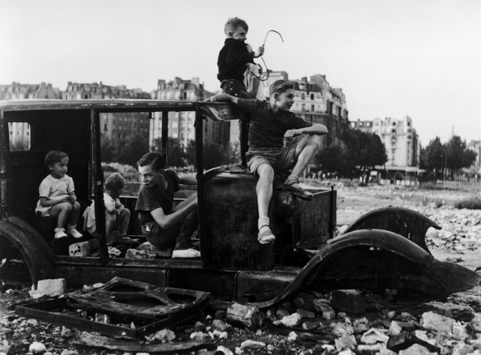 The Street Life of Paris Through the Spectacular Photography of Robert Doisneau, 1930s-1950s