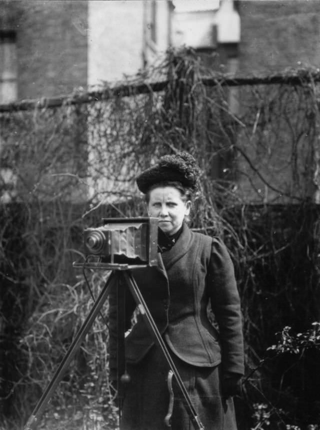 Portrait of Christina Broom taken by her daughter Winifred Broom, 1910