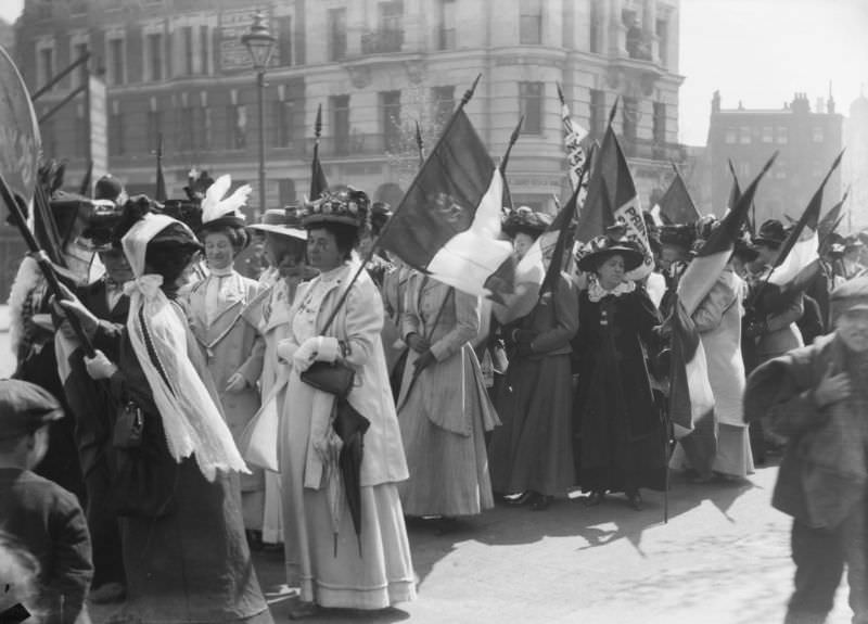Suffragettes in a procession to promote the Women's Exhibition, 1909
