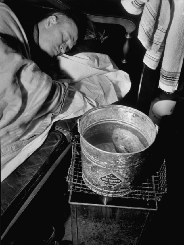A newspaper editor, Tom Wallace, slept while he used a lamp under a bucket to heat water for next morning’s sponge bath.