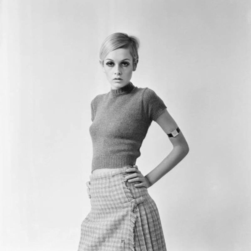 Fabulous Photos of Twiggy by Ron Burton for the Mirror and Herald in 1966