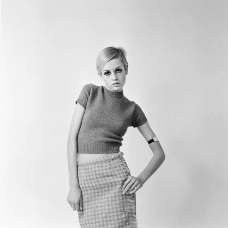 Fabulous Photos of Twiggy by Ron Burton for the Mirror and Herald in 1966