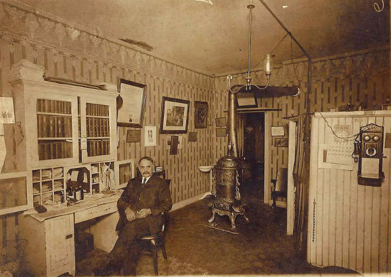 During the Victorian and Edwardian eras, Wallpaper was an essential Decoration of House Interior