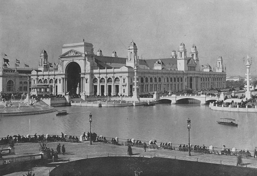The Electricity Building, with MacMonnies' Fountain and the Mining Building at the World's Columbian Exposition in Chicago, 1893.