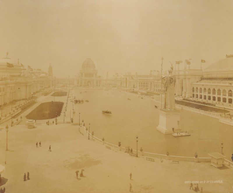 Agriculture Building on left, Statue of the Republic and Manufactures Building on right, World's Columbian Exposition, Chicago, 1893