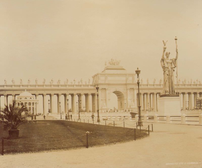 Statue of the Republic in front of Peristyle, World's Columbian Exposition, Chicago, 1893