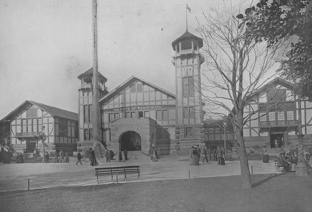 The Washington State Buildings, showing the main building and annexes on each side and the Great Liberty Pole at the World's Columbian Exposition in Chicago, 1893.