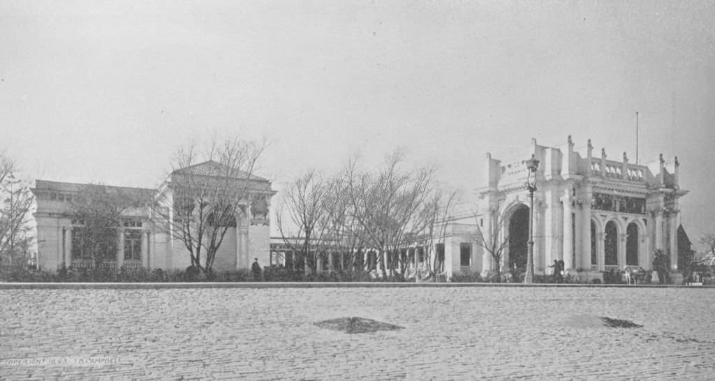 French Building, the Court and the beach of the lake at the World's Columbian Exposition in Chicago, Illinois, 1893.
