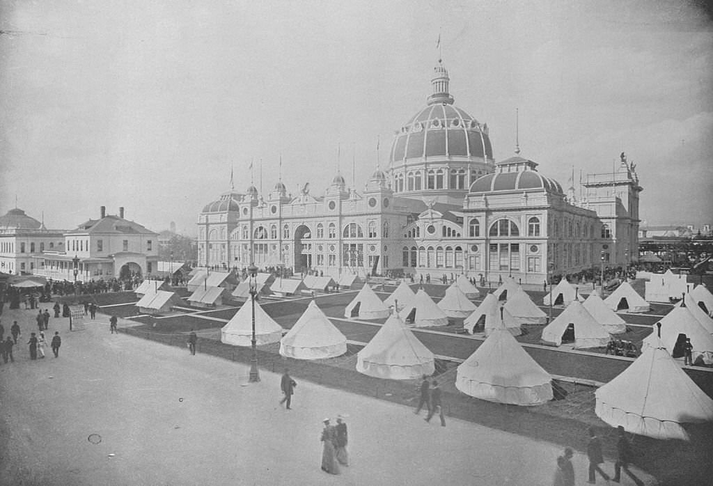 The United States Government Building and the Plaza showing the encampment of national troops during the exhibit at the World's Columbian Exposition in Chicago, 1893.