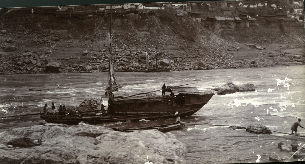 Rare Historical Photos Show Life around the Yangtze River, China, in the 1910s