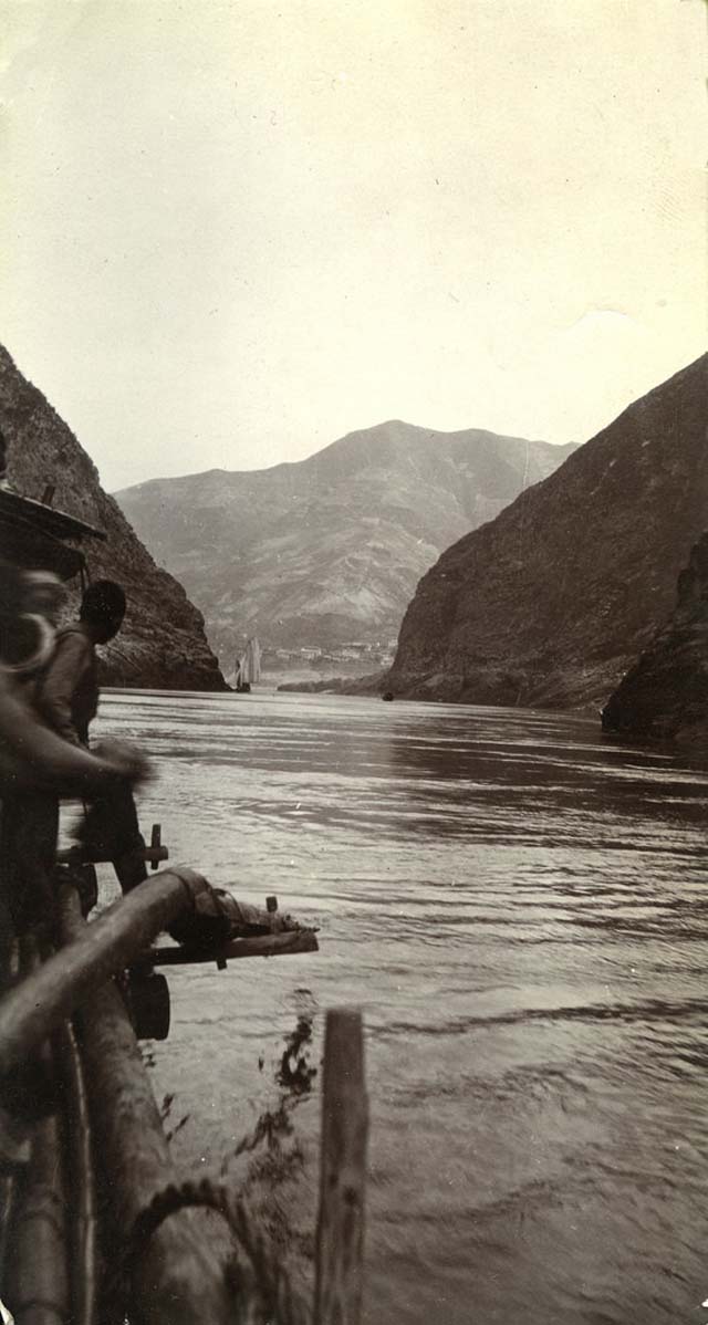 Rare Historical Photos Show Life around the Yangtze River, China, in the 1910s