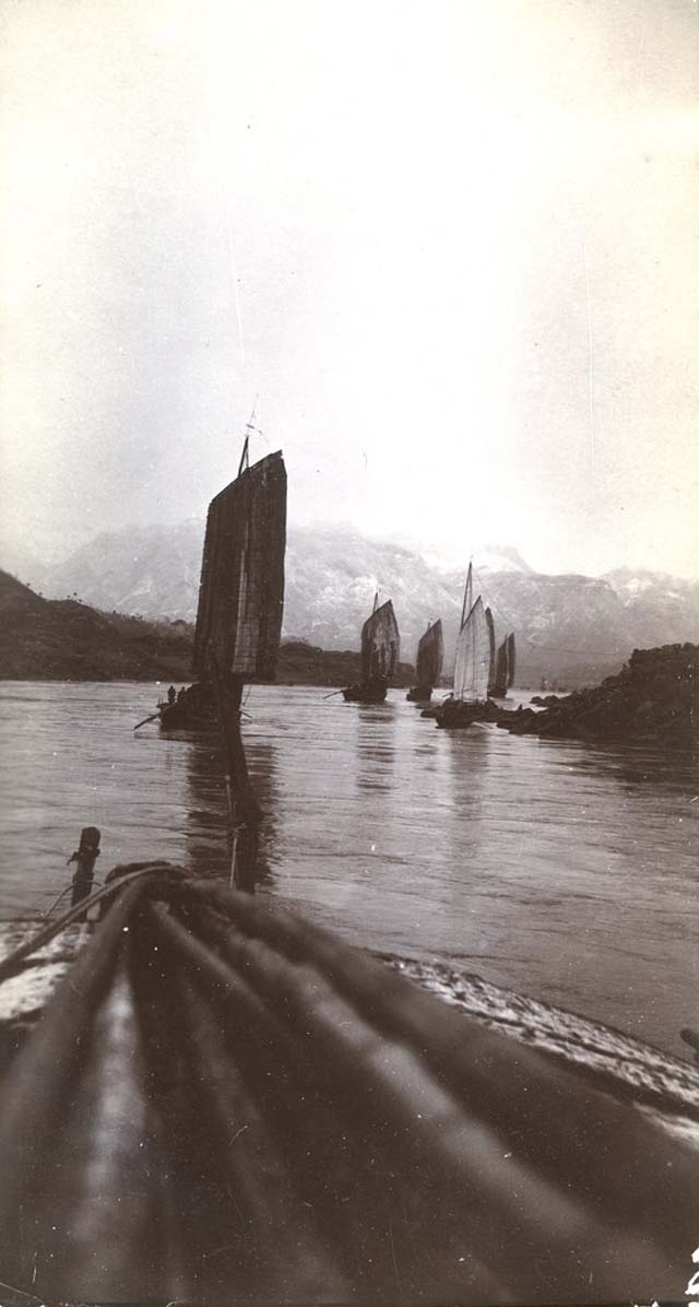 Rare Historical Photos Show Life around the Yangtze River, China, in the 1910s