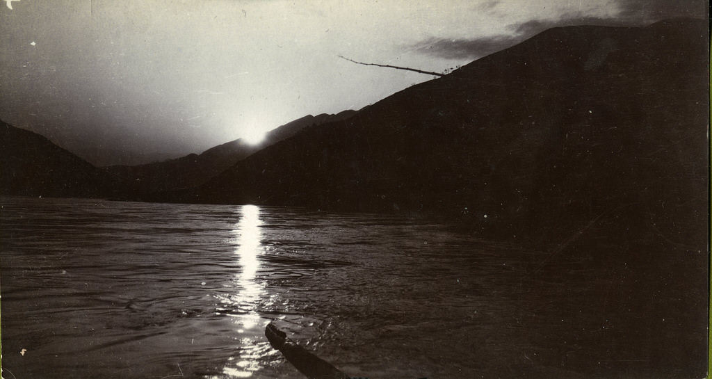 Rare Historical Photos Show Life around the Yangtze River, China, in the 1910s