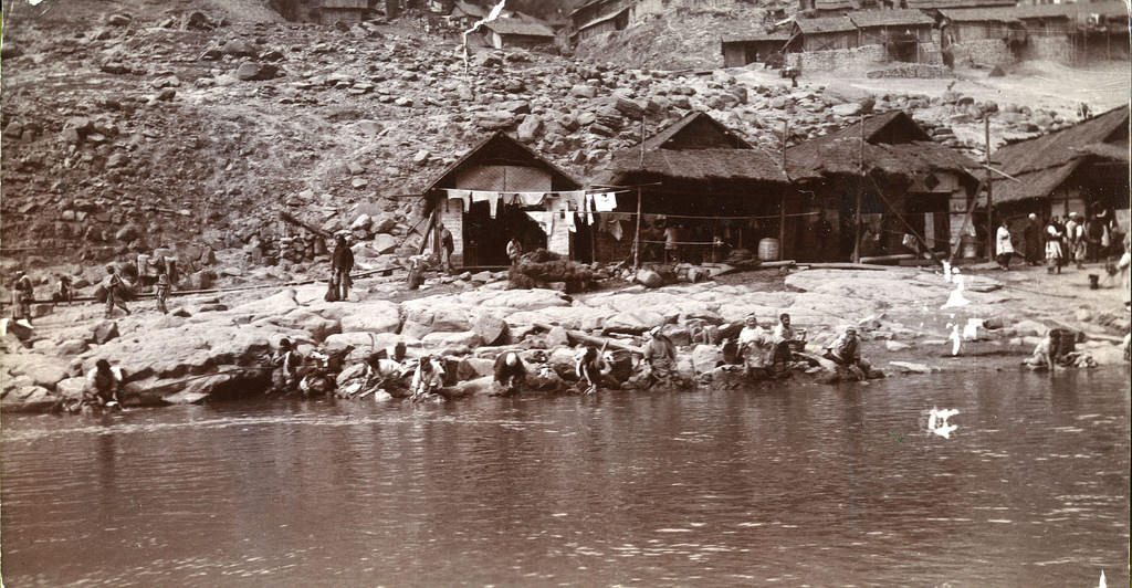 Rare Historical Photos Show Life around the Yangtze River, China, in the 1910s