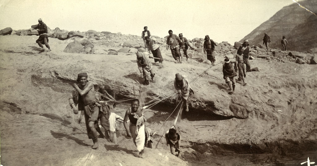 Rare Historical Photos Show Life around the Yangtze River, China, in the 1910s