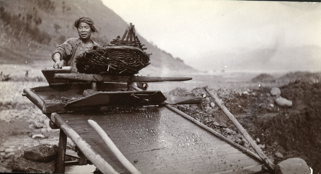 Rare Historical Photos Show Life around the Yangtze River, China, in the 1910s