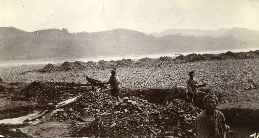 Rare Historical Photos Show Life around the Yangtze River, China, in the 1910s